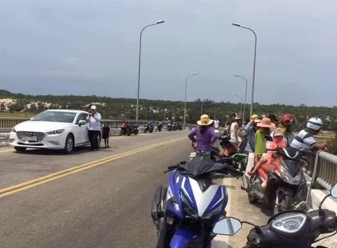 Nhiều người dân đứng trên cầu Tam Giang chứng kiến lực lượng chức năng tìm kiếm thi thể anh T.