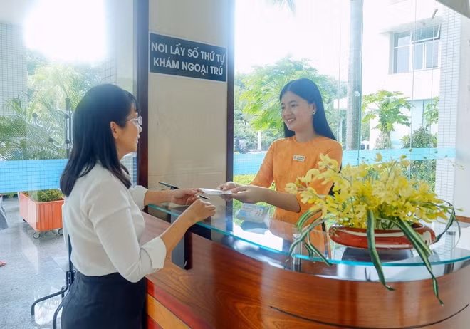 Aya Muranushi (áo vàng) với công việc thường nhật tại Bệnh viện.