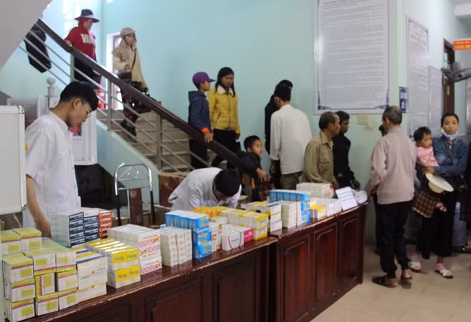 Sau khi khám bệnh, đoàn còn cấp phát thuốc miễn phí cho người bệnh.