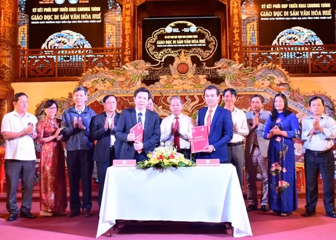 Lãnh đạo Trung tâm BTDT Cố đô Huế và Sở GD&ĐT tỉnh Thừa Thiên Huế ký kết biên bản ghi nhớ chương trình hợp tác giáo dục di sản văn hóa tại các trường học.