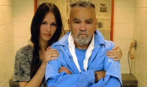 Afton Elaine Burton và Charles Manson. Afton Elaine Burton và Charles Manson.