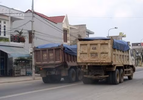 Xe ben chở đất đua tốc độ trên đường. Xe ben chở đất đua tốc độ trên đường.