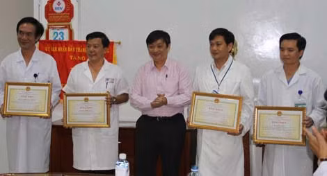 Phó Chủ tịch Đặng Việt Dũng đã trao bằng khen của Chủ tịch UBND TP Đà Nẵng tặng tập thể Khoa phẫu thuật – Gây mê hồi sức và khoa Khám bệnh cấp cứu.