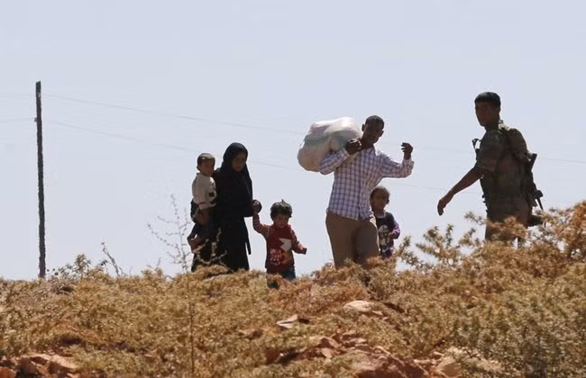 Một binh sĩ Thổ Nhĩ Kỳ chặn người vượt biên trái phép vào nước này từ Syria tại khu vực làng Besaslan thuộc tỉnh Hatay, gần biên giới hai nước. (Ảnh: Reuters)