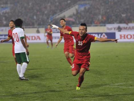 Huy Toàn ghi bàn duy nhất, đem lại chiến thắng sít sao cho Olympic Việt Nam. Ảnh: H.M..