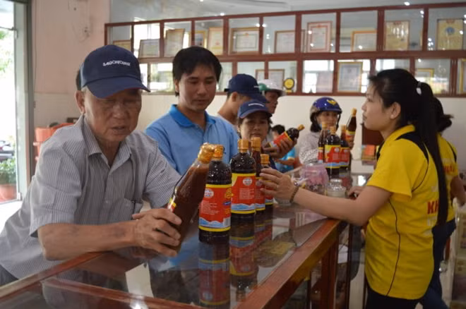 Vụ nước mắm arsen đã khiến người tiêu dùng rất hoang mang về sản phẩm được sử dụng hàng ngày trong bữa ăn.