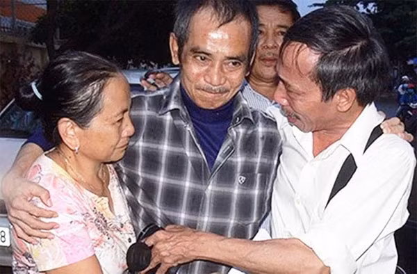 Bị can Huỳnh Văn Nén vui mừng, xúc động sau khi tạm rời khỏi trại giam.