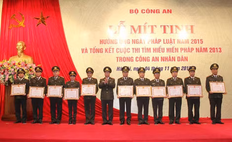 Thứ trưởng Bùi Văn Nam trao bằng khen tặng 6 tập thể trong đó có Báo CAND, 12 cá nhân có thành tích xuất sắc trong tổ chức, phục vụ cuộc thi.