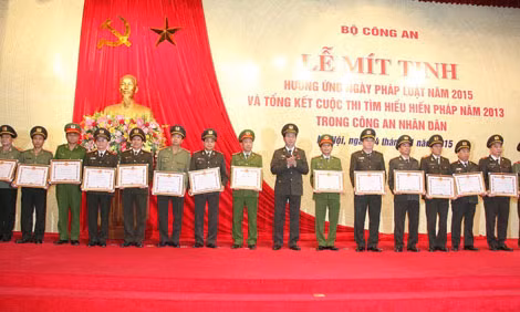 Bộ trưởng Trần Đại Quang trao Bằng khen cho tập thể các đơn vị đạt giải.