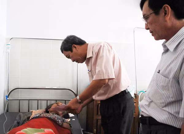 Đoàn công tác của Ủy ban MTTQVN TP.Cần Thơ hỗ trợ bà Suốt 1 triệu đồng.