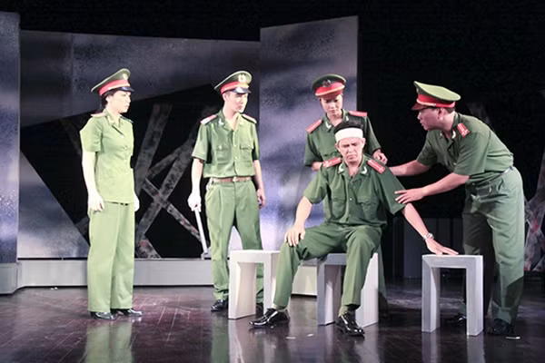 Cảnh trong vở “Trong mưa dông thấy nắng”.