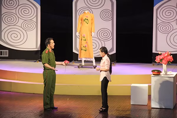 Cảnh trong vở “Cũng là tình yêu”.