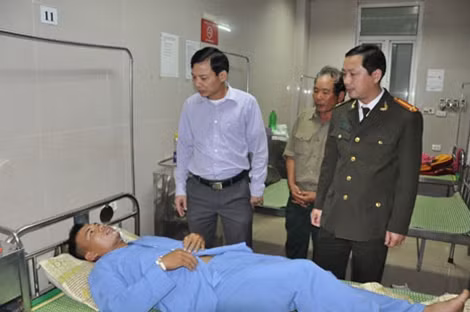 Lãnh đạo Công an tỉnh Ninh Bình thăm hỏi Công an viên Phạm Văn Tuyền.
