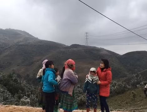 Phóng viên trò chuyện với dân bản Pó Khôm.
