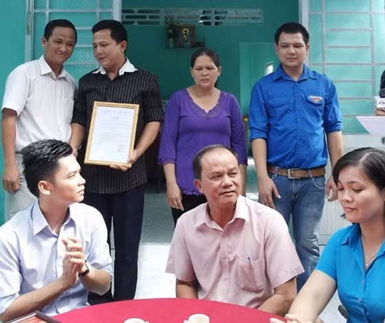 Chính quyền địa phương đã bàn giao ngôi nhà cho gia đình anh Trần Đình Duy.