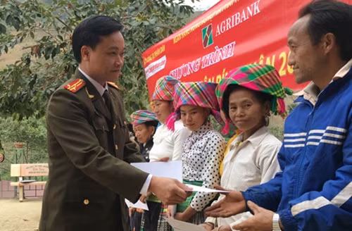 Thượng tá Vũ Mạnh Hà, Trưởng Ban CAND Điện tử Báo CAND đại diện Báo CAND và nhà tài trợ trao quà Tết cho bà con.