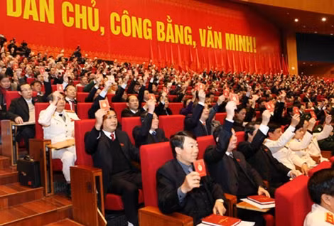 Các đại biểu biểu quyết thông qua kết quả bầu Ban Chấp hành Trung ương Đảng Khóa XII hôm 26-1.
