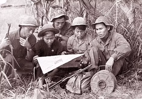 Phút giải lao của những nữ dân quân, du kích cùng các chiến sĩ bộ đội trên chiến trường Quảng Nam - Đà Nẵng.