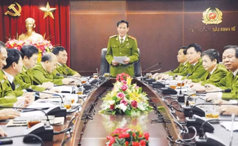 Thiếu tướng Nguyễn Đức Thịnh, Cục trưởng Cục cảnh sát điều tra tội phạm về kinh tế và tham nhũng chỉ đạo đơn vị họp án.