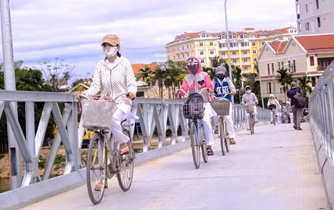 Các em học sinh lưu thông qua cầu Cẩm Kim mới xây dựng trong niềm vui khôn xiết.