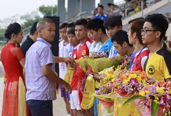 Ông bầu Hải “bạc” tặng hoa, động viên các cầu thủ.