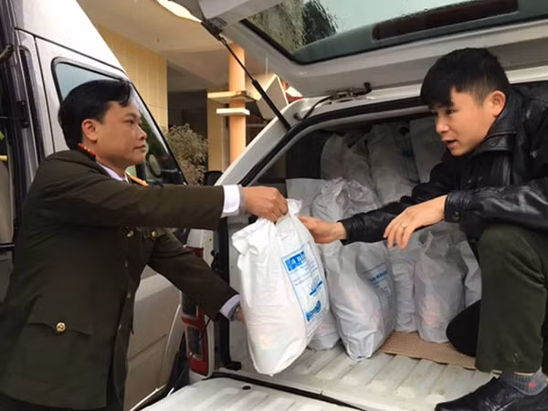 Đại diện Báo CAND, Ngân hàng Agribank cùng Công an tỉnh Sơn La chuyển hàng Tết đến đồng bào nghèo xã Háng Đồng.