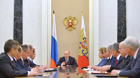 Sau cuộc họp với Hội đồng an ninh Liên bang Nga, hôm 26/12, Tổng thống Nga Vladimir Putin đã ký phê chuẩn Học thuyết quân sự mới. Ảnh: Reuters Sau cuộc họp với Hội đồng an ninh Liên bang Nga, hôm 26/12, Tổng thống Nga Vladimir Putin đã ký phê chuẩn Học thuyết quân sự mới. Ảnh: Reuters