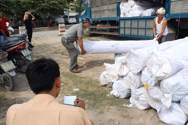 Lực lượng Công an kiểm điểm số lượng vải trên xe. Lực lượng Công an kiểm điểm số lượng vải trên xe.