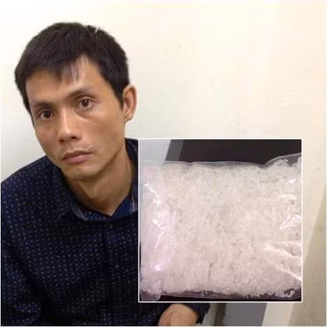 Tuấn và tang vật tại cơ quan Công an