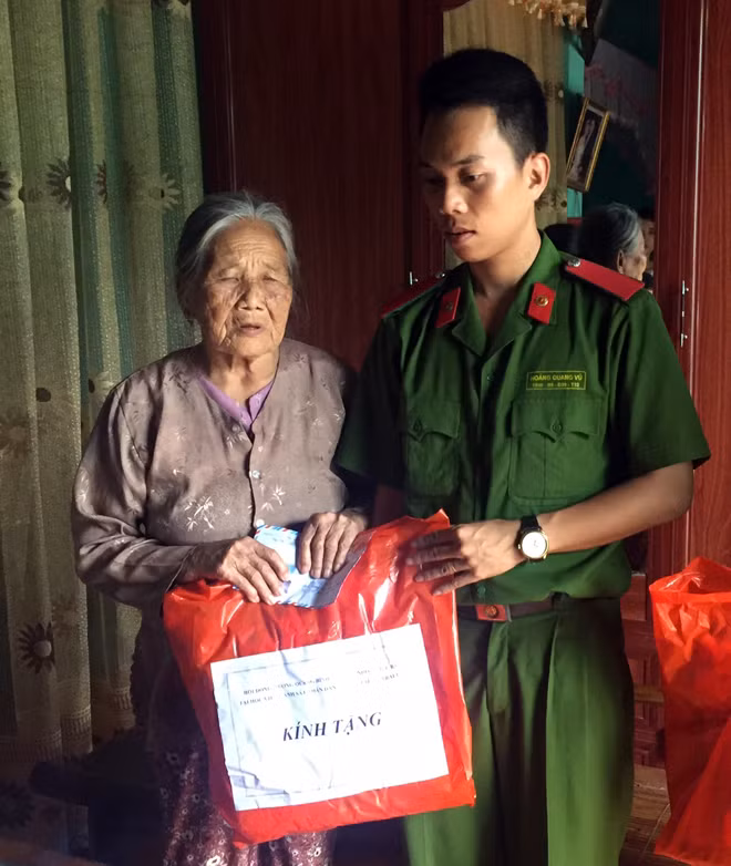 Trao quà hỗ trợ cho mẹ Việt Nam Anh hùng Hoàng Thị Hy, 97 tuổi, ở xã Cảnh Hóa, huyện Quảng Trạch, Quảng Bình.
