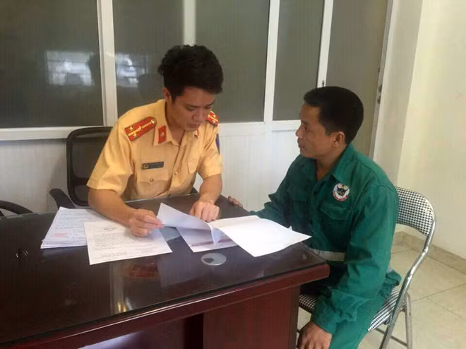 Tài xế Trần Văn Chung điều khiển xe rác đi ngược chiều tại Đội CSGT số 6, Công an TP Hà Nội. Tài xế Trần Văn Chung điều khiển xe rác đi ngược chiều tại Đội CSGT số 6, Công an TP Hà Nội.