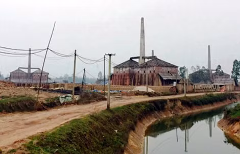 Xúc đất làm gạch gặp bom bi, 1 người chết, 1 người bị thương