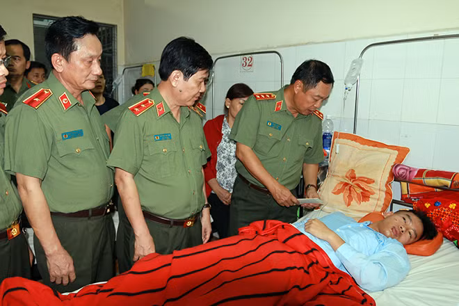 Lãnh đạo Bộ Công an và Tổng cục Chính trị CAND thăm hỏi các cán bộ Công an bị thương. Lãnh đạo Bộ Công an và Tổng cục Chính trị CAND thăm hỏi các cán bộ Công an bị thương.