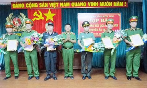 Thừa ủy quyền của Bộ trưởng Bộ Công an, Thiếu tướng Hồ Sỹ Tiến trao Thư khen của Bộ trưởng cho các đơn vị tham gia phá án.