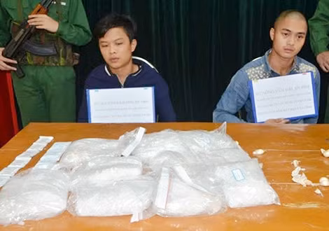 Nông Văn Đài và Nguyễn Bá Hạnh cùng tang vật tại Đồn Biên phòng Hải Hòa.