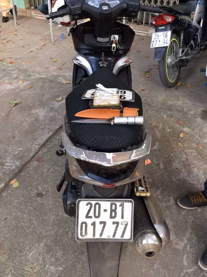 Chiếc xe do Đặng Văn Thắng điều khiển mang theo dao, ma túy và BKS xe máy. Chiếc xe do Đặng Văn Thắng điều khiển mang theo dao, ma túy và BKS xe máy.