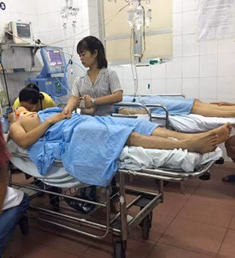 Nạn nhân vụ tai nạn đang được cấp cứu trong Bệnh viện.