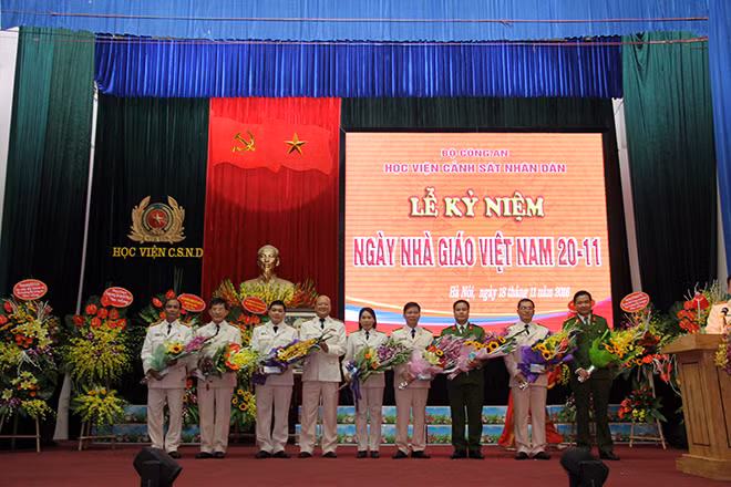 Đại diện Ban Giám đốc Học viện CSND thừa ủy quyền của Bộ trưởng Bộ Công an trao tặng Bằng khen cho những cá nhân có thành tích xuất sắc trong công tác giáo dục Đại diện Ban Giám đốc Học viện CSND thừa ủy quyền của Bộ trưởng Bộ Công an trao tặng Bằng khen cho những cá nhân có thành tích xuất sắc trong công tác giáo dục