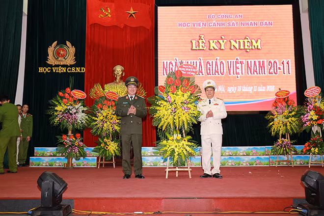 Thượng tướng, PGS.TS Nguyễn Văn Thành, Ủy viên BCH Trung ương Đảng Cộng sản Việt Nam, Thứ trưởng Bộ Công an tặng hoa chúc mừng Học viện CSND Thượng tướng, PGS.TS Nguyễn Văn Thành, Ủy viên BCH Trung ương Đảng Cộng sản Việt Nam, Thứ trưởng Bộ Công an tặng hoa chúc mừng Học viện CSND