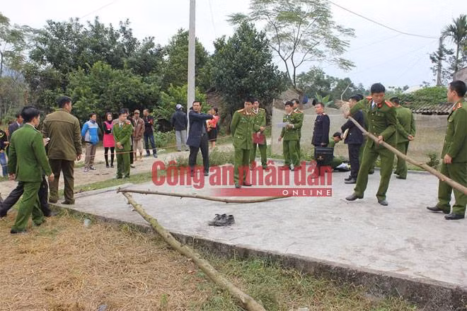 Lực lượng Công an khoanh vùng bảo vệ và khám nghiệm hiện trường.