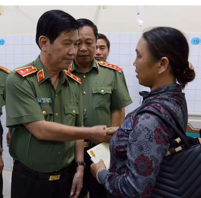 Lãnh đạo Bộ Công an động viên thân nhân, gia đình cán bộ Công an bị thương. Lãnh đạo Bộ Công an động viên thân nhân, gia đình cán bộ Công an bị thương.
