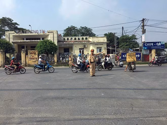Phân luồng đảm bảo giao thông ra vào trung tâm thành phố sau khi vụ tai nạn đường sắt nghiêm trọng xảy ra.