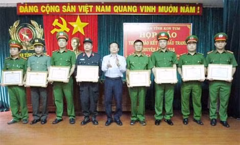 Đồng chí Nguyễn Văn Hòa, Chủ tịch UBND tỉnh Kon Tum trao bằng khén của UBND tỉnh cho các đơn vị tham gia phá án.