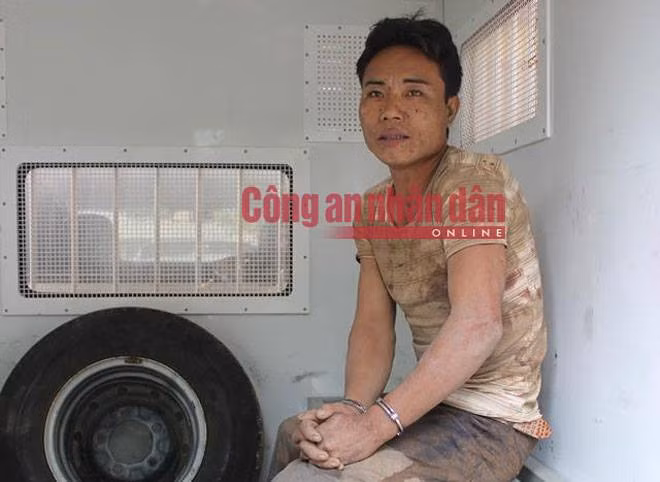 Phù Minh Tuấn trên xe của Công an.