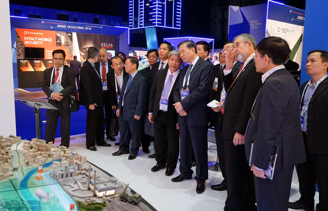 Bộ trưởng Tô Lâm thăm quan Triển lãm quốc tế về an ninh nội địa và an ninh mạng lần thứ IV