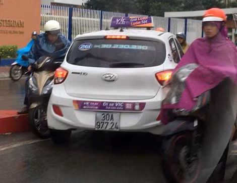 Xe taxi này đi ngược chiều trên cầu Hoàng Minh Giám