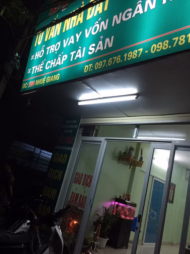 Lỗ thủng trên cửa ra vào nghi đạn bắn. Lỗ thủng trên cửa ra vào nghi đạn bắn.