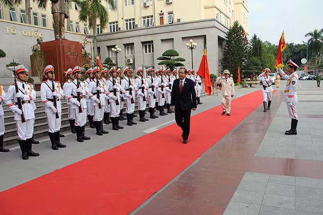 Phó Thủ tướng Trương Hòa Bình duyệt đội danh dự. Phó Thủ tướng Trương Hòa Bình duyệt đội danh dự.