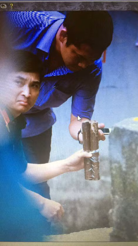 Lực lượng Công binh đang xử lý di chuyển vật nghi là mìn ra khỏi khu vực dân cư.