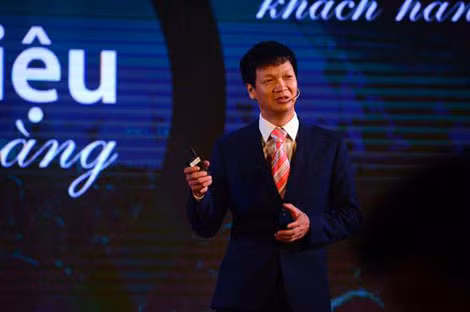 Ông Nguyễn Việt Dũng, Tổng giám đốc Viettel Telecom đang nói về quá trình 12 năm hoạt động không ngừng phát triển vì lợi ích khách hàng.